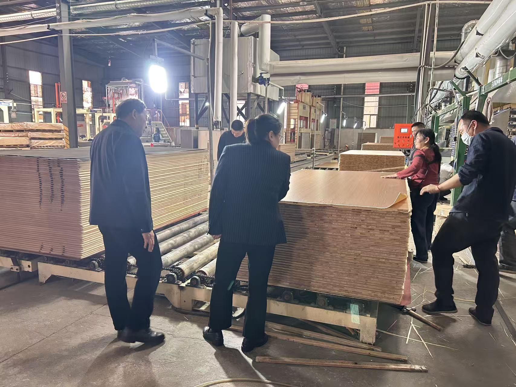 1775272452300469.jpg 2026年4月3日副县长艾婧带队检查安全生产工作 (11).jpg